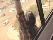 بالفيديو.. التحقيق مع كويتية صورت لحظة انتحار خادمة بدلا من إنقاذها  