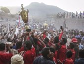 بالصور.. اليمن تواجه مرارة الحرب بلعب كرة القدم