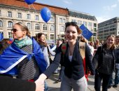 بالصور.. فتيات يرقصن فى شوارع برلين خلال مظاهرات مؤيدة للاتحاد الأوروبى