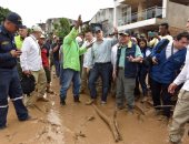 بالصور.. رئيس كولومبيا يتفقد المناطق المتضررة من فيضان الأنهار