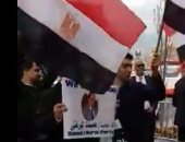 بالفيديو.. مصريون يهتفون "نثق فى السيسى" من أمام مقر إقامة الرئيس بواشنطن