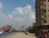 قارئ يرصد أعمدة إنارة مضاءة نهارا على الطريق الدائرى فى صفط اللبن