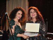 تكريم الفنانة التونسية شاكرة رماح قبل حفل لطفى بوشناق لوصولها متأخرة