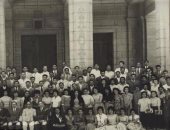 بعد أزمة " البناطيل المقطعة"..كيف تطور شكل ملابس الجامعة فى أخر 100 سنة؟