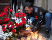 بالصور..إضاءة الشموع ووضع الورود بموسكو تكريما لضحايا تفجير مترو بطرسبرج‎
