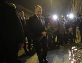 بالصور.. بوتين يضع أكاليل الزهور بمنطقة تفجير مترو " بطرسبرج" 