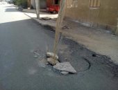 بالفيديو والصور.. هبوط أرضى بـ"بالوعة" فى أحد الطرق الفرعية بمدينة الخارجة