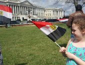 أطفال أمريكا يحملون الأعلام المصرية أمام الكونجرس للترحيب بالرئيس السيسى