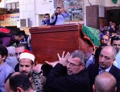 بالفيديو والصور.. جثمان سمير فريد يصل مسجد مصطفى محمود استعدادا لصلاة الجنازة