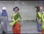 بالفيديو.. وصلة رقص صعيدى فى الاستعراض الهندى بمحطة مترو السادات