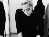 شاهد.. عندما تتحول ليدى جاجا لامرأة كلاسيكية شيك وتتخلى عن تقاليعها