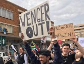 لافتات "Wenger out" تظهر فى مظاهرات جنوب أفريقيا ضد زوما
