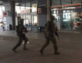 بالصور..الشرطة تقتحم محطة ستوكهولم..وشاهد عيان: الوضع "أشبه بمنطقة حرب"