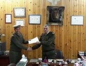 مدير أمن المنيا يكرم ضابطا بعد نجاحه فى القبض على مسجل خطر 