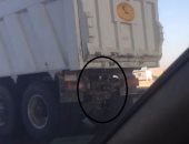 قارئ يرصد سيارة نقل يتساقط منها "الزلط" بطريق السويس