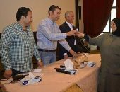 بالصور.. الصيد يجرى قرعة الحج والعمرة للعاملين بالنادى