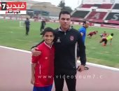بالفيديو.. لاعبو الأهلى يلتقطون الصور مع عمرو اليتيم بعد ارتداءه تيشيرت الأحمر