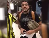 بالفيديو.. لحظة اعتداء "كهربا" على مشجع سعودى بمطار الملك خالد