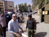 بالفيديو والصور .. محافظ أسوان يجرى جولة على الكنائس والتمركزات الأمنية