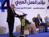 رئيس الوزراء يسلم دليل التصنيف المهنى المصرى لرئيس منظمة العمل العربى