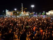 بالصور..الآلاف المجريين يتظاهرون دعما لجامعة بعد قانون  يهددها بالإغلاق