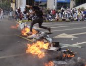 بالصور.. اشتباكات وأعمال عنف بين المعارضة والشرطة الفنزويلية فى كراكاس