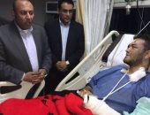 محافظ المنوفية يطمئن على أحد المصابين بحادث كنيسة مار جرجس بمستشفى الجامعة