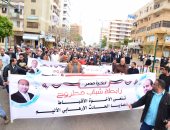 بالفيديو والصور.. محافظ مطروح يقود مسيرة للتنديد بالإرهاب ويقدم واجب العزاء بكنيسة العذراء