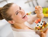 بالصور..5 عادات خاطئة تمارسها بعد تناول الطعام مباشرة..تعرف عليها