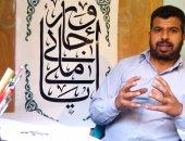 بالفيديو والصور.. "حمدان" شاب سيناوى قهر البطالة وامتهن رسم الخط العربى