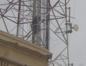 قارئ يشارك بصور لمواطن يحاول الانتحار من أعلى برج اتصالات فى الإسكندرية