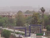 بالفيديو والصور.. الأتربة تغطى سماء أسوان والأرصاد تحذر من سوء الطقس