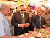 بالصور .. محافظ سوهاج : توفير 1000 كرتونة فراخ مجمدة بسعر32.5 جنيه للفرخة