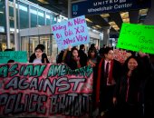 بالصور.. تظاهرات ضد شركة "يونايتد أيرلينز" بعد سحل الشرطة لراكب