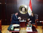 سحر نصر تبحث مع رئيس الشرق الأوسط بمنظمة التعاون الاقتصادى تعزيز مناخ الاستثمار