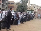طالبات مدرسة بالشرقية يقفن دقيقة حداد على أرواح ضحايا كنيستى طنطا والإسكندرية