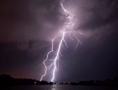 بالصور.. سقوط أمطار غزيرة على القاهرة والجيزة.. وتراكم المياه بالشوارع