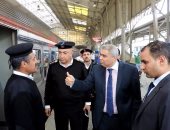 صور.. مساعد وزير الداخلية يقود جولات مفاجئة بالمترو والسكة الحديد