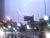 بالصور..البرق والرعد يضربان سماء العاصمة.. واستمرار سقوط الأمطار الغزيرة