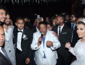 بالفيديو والصور.. رقصة شعبى لمعلول مع سعد سمير فى فرح مؤمن زكريا