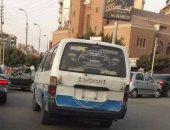 قارئ يرصد ميكروباص بدون لوحات معدنية بميدان سانت فاتيما فى مصر الجديدة