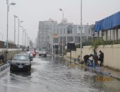 بالصور.. الفنادق السياحية ومجمع المطاعم ببورسعيد تغرق فى مياه الأمطار