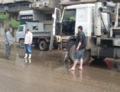 سحب مياه الأمطار من الأنفاق والشوارع الرئيسية لتيسير المرور فى شبرا 
