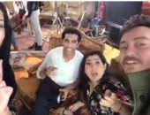 أحمد زاهر ينشر فيديو برفقة وفاء وأيتن عامر من كواليس مسلسل "الطوفان" 