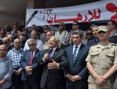 بالصور ..رئيس جامعة المنيا يقود وقفة تضامنية للتنديد بتفجيرات طنطا والإسكندرية 