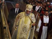 بالصور.. البابا تواضروس يتقدم زفة الشمامسة ويدخل الكنيسة لبدء قداس القيامة