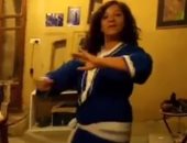 الدكتورة منى برنس تنشر فيديو رقص جديد: "هفضل أرقص طول ما فيا صحة"