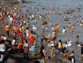 بالصور.. المسيحيون يحتفلون بعيد الفصح باللجوء إلى الشواطئ فى الفلبين