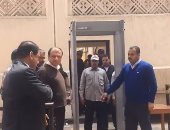 بالفيديو.. محافظ الغربية ومدير الأمن يدخلان كنيسة مارجرجس عبر بوابة التفتيش