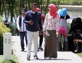 بالصور.. زوار يتجولون بحديقة الأزهر بصناديق الرنجة والبطيخ